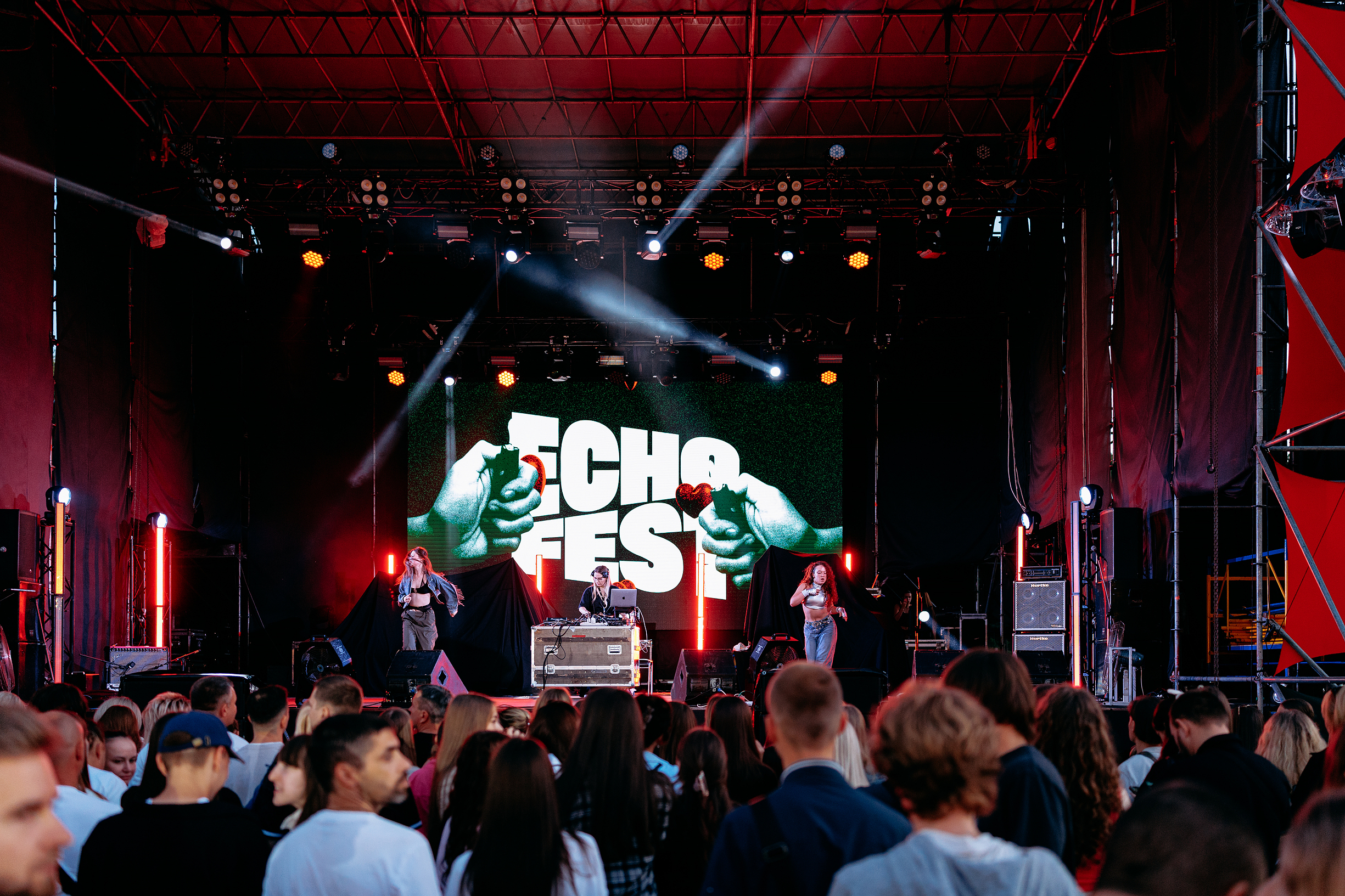 Кастомні авто та гості виставки KYIV CAR FEST на ECHO FEST