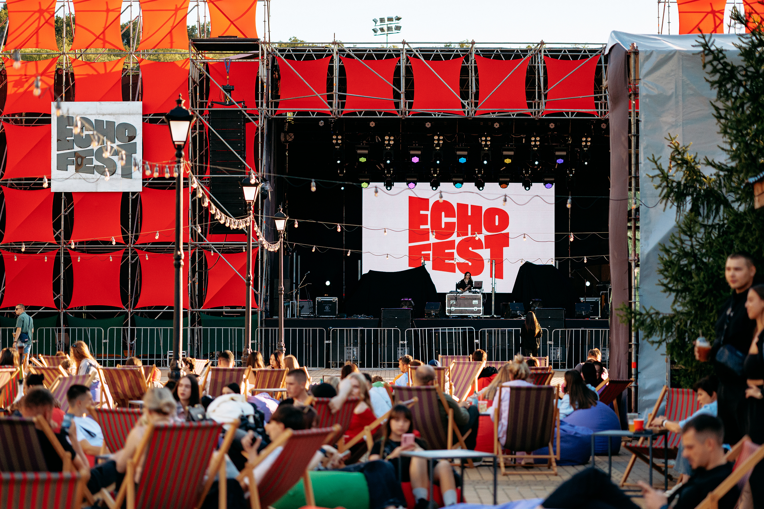 Кастомні авто та гості виставки KYIV CAR FEST на ECHO FEST